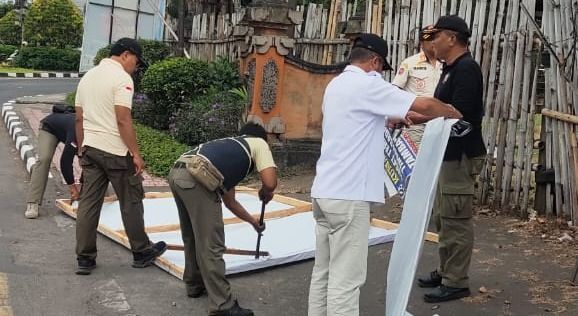 podiumnews.com-Reklame Usang di Denpasar Kembali Diberangus